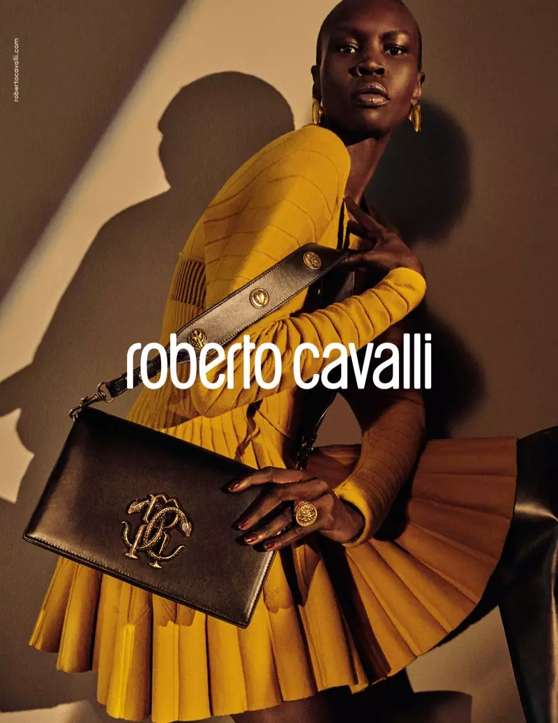 Alek Wek Roberto Cavalli සරත් සෘතුවේ-ශීත 2019 ව්‍යාපාරයේ පෙරමුණ ගෙන සිටී