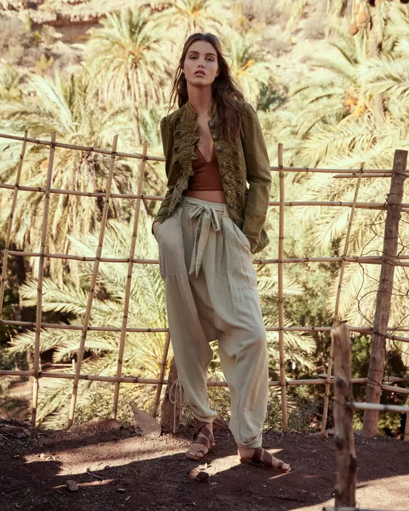 La modella Luna Bijl posa in harem pants per il catalogo di Free People di gennaio 2020