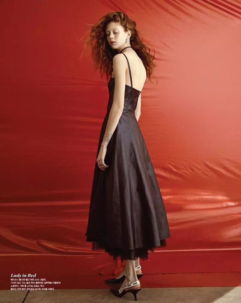 Ngagem pakéan hideung, Natalie Westling pose di Dior kalayan heels