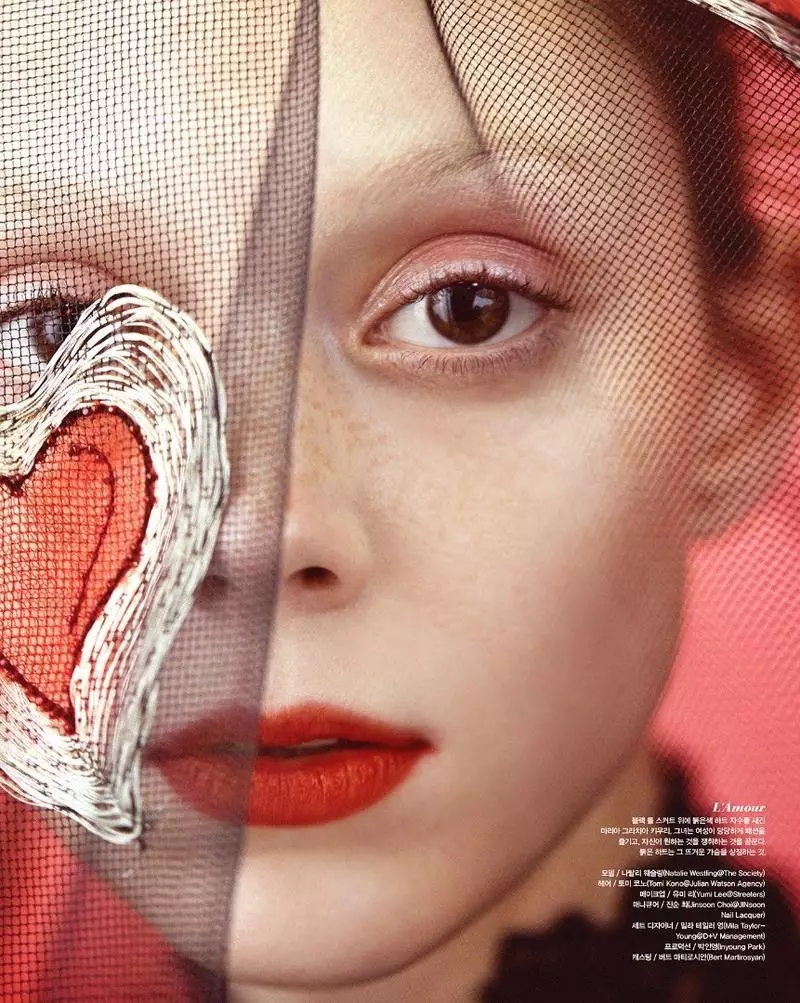 Ezpainetako pintada gorria jantzita, Natalie Westling Vogue Korea-n posatzen du