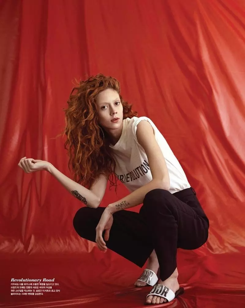 Model Natalie Westling sanye da Dior t-shirt, baƙar fata wando da takalmi na zamewa