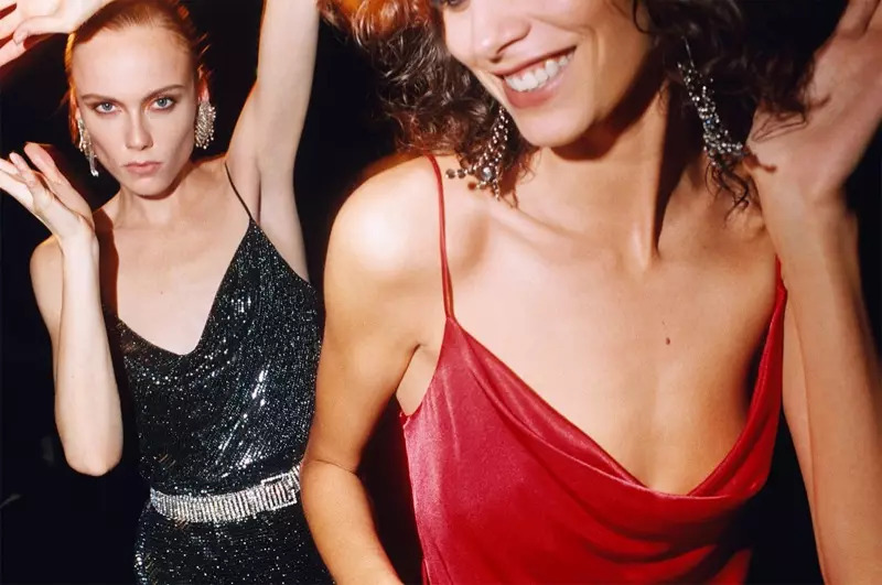 (Links) Zara Glittery Dress mit Strassgürtel (Rechts) Zara Red Camisole Dress mit silbernen Fransenohrringen