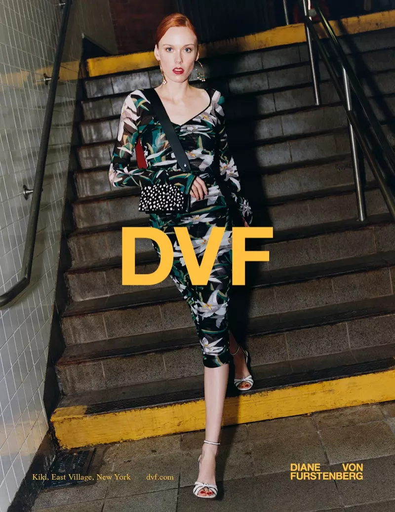 Kiki Willems modela un vestit d'estampat floral a la campanya primavera-estiu 2018 de Diane von Furstenberg