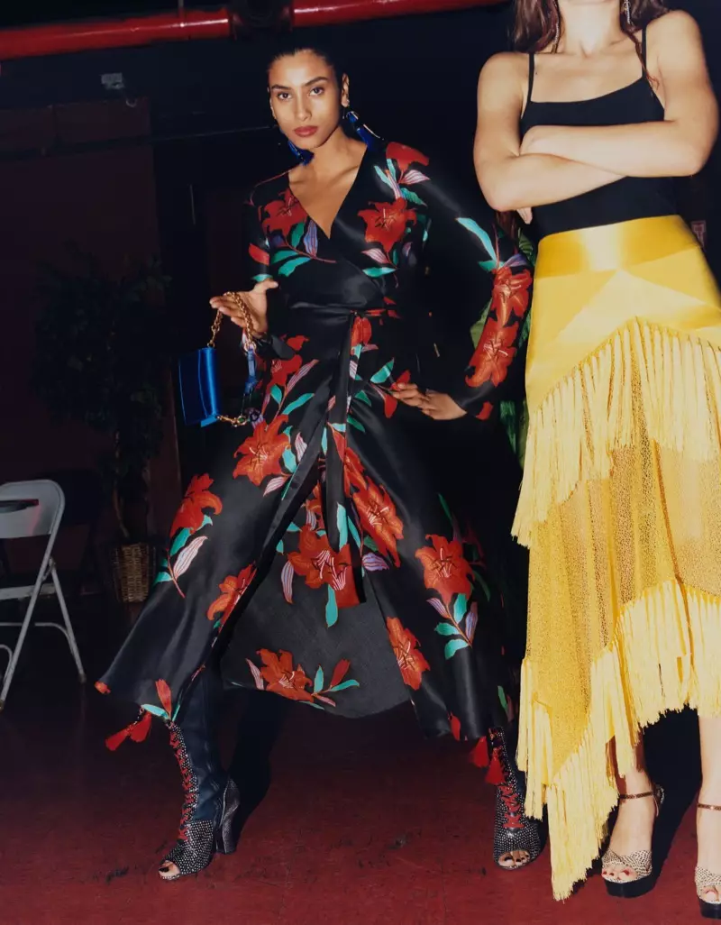 Si Imaan Hammam ay nagsusuot ng floral print na damit sa kampanya ng spring-summer 2018 ni Diane von Furstenberg