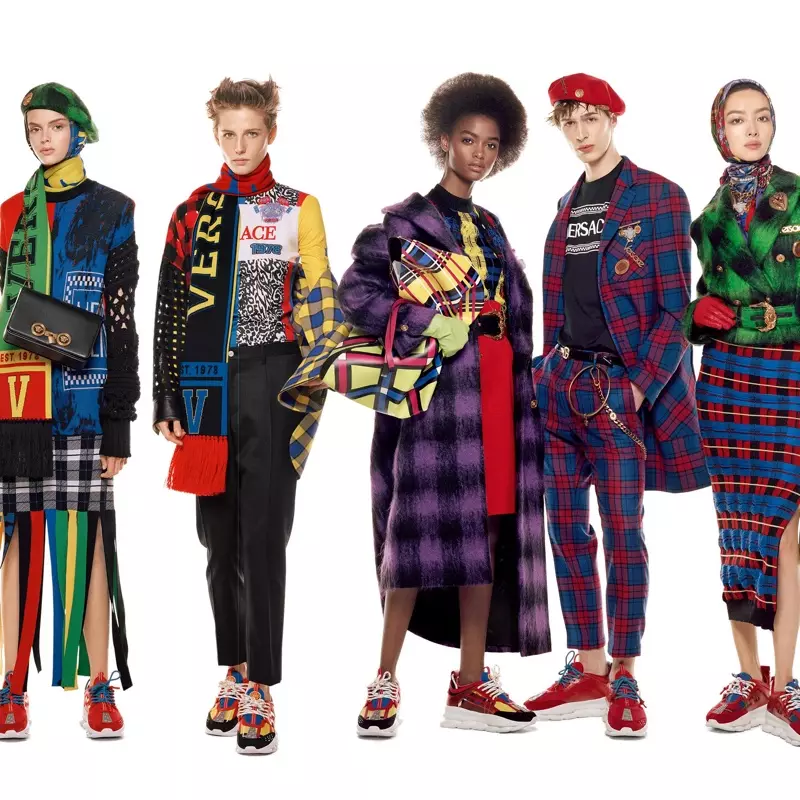 Eduarda Bretas, Emily Gafford, Blesnya Minher, Dylan Fender e Fei Fei Sun á fronte da campaña outono-inverno 2018 de Versace