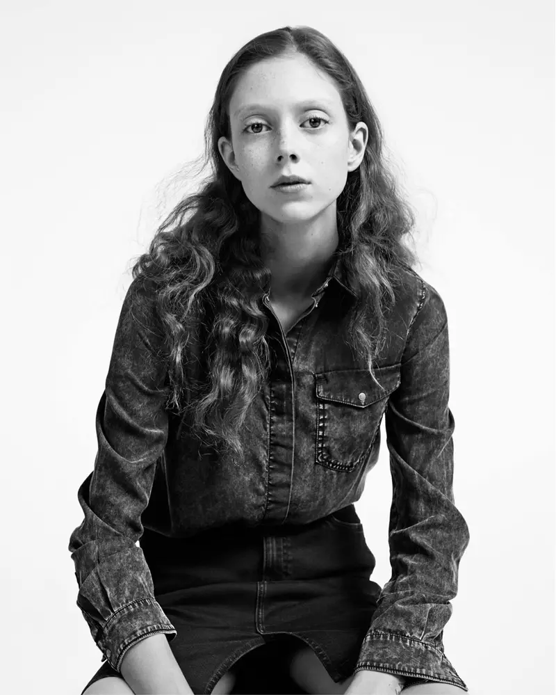 Caitheann Natalie Westling sciorta dealbhaithe agus léine denim i bhfeachtas earrach-samhraidh 2017 Calvin Klein Jeans