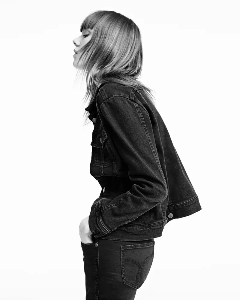 Kiki Willems porte une veste de camionneur en denim noir dans la campagne printemps 2017 de Calvin Klein Jeans
