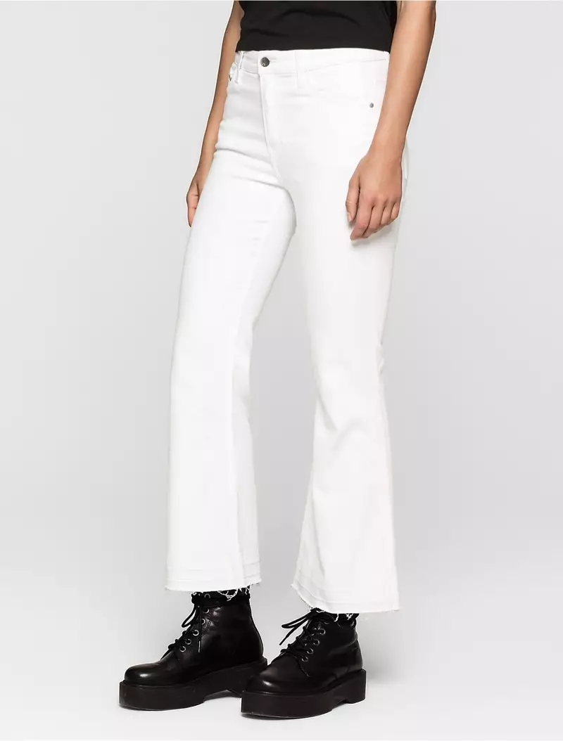 Quần jean ống loe màu trắng sạch của quần jean Calvin Klein