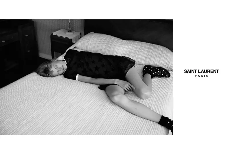 A actriz Klara Kristin enfronta a Saint Laurent Summer Images