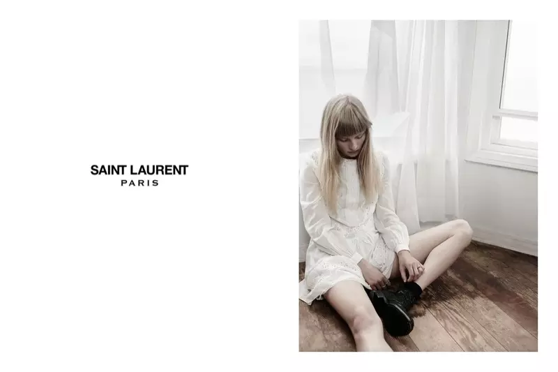 L'attrice Klara Kristin davanti alle immagini estive di Saint Laurent