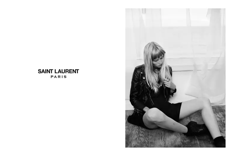 L'attrice Klara Kristin davanti alle immagini estive di Saint Laurent