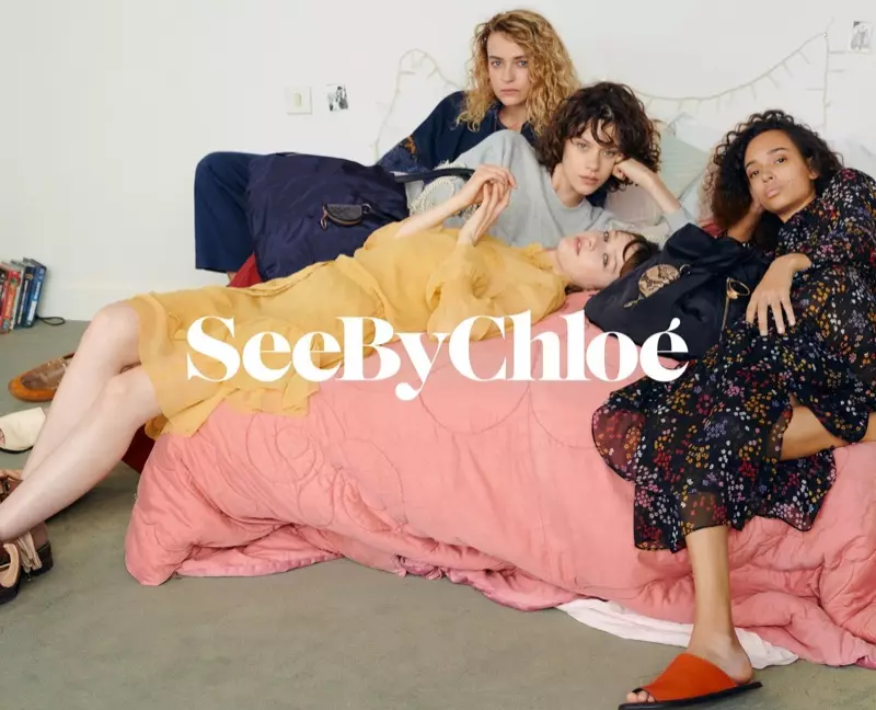 Modelos descansam na cama para a campanha primavera-verão 2018 da See By Chloe