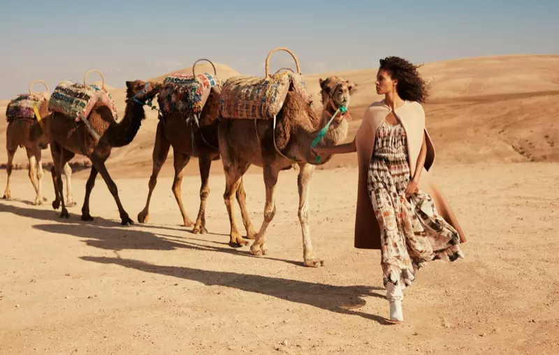 Cindy Bruna omfamnar Desert Style för Vogue Arabia