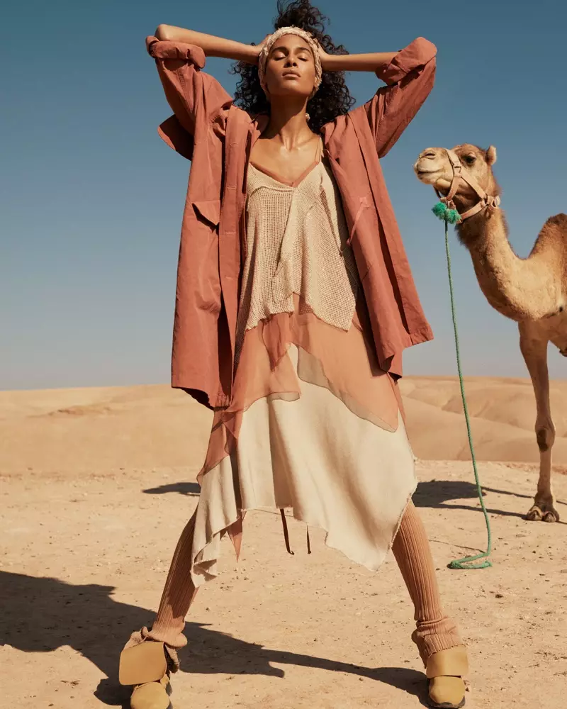 Cindy Bruna omfavner Desert Style for Vogue Arabia