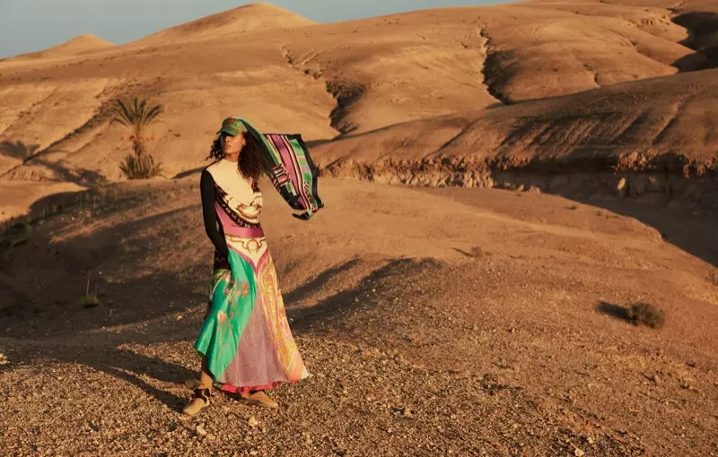 Cindy Bruna omfamnar Desert Style för Vogue Arabia