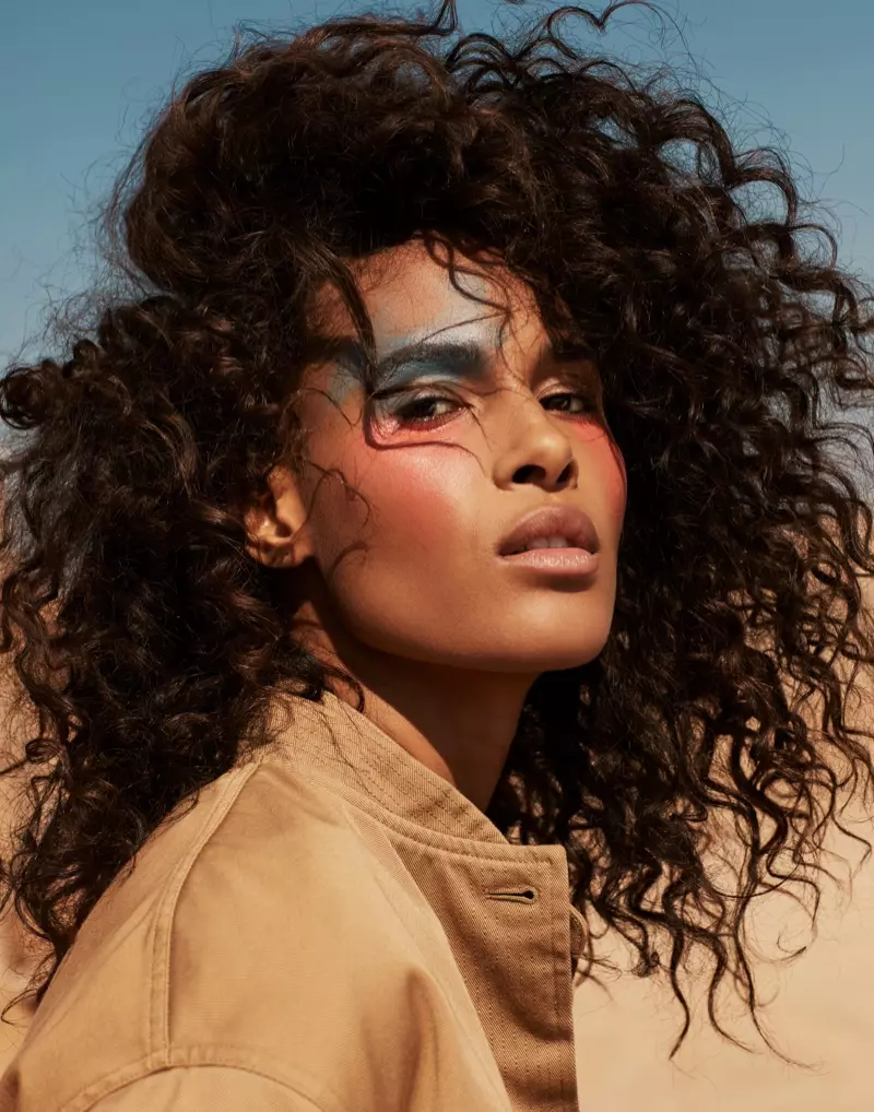 Cindy Bruna nabatara ụdị ọzara maka Vogue Arabia