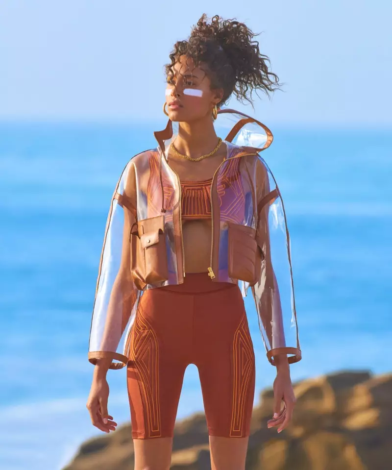 Nakuha ni Cindy Bruna ang Sporty Glam sa Beach para sa Vogue Japan