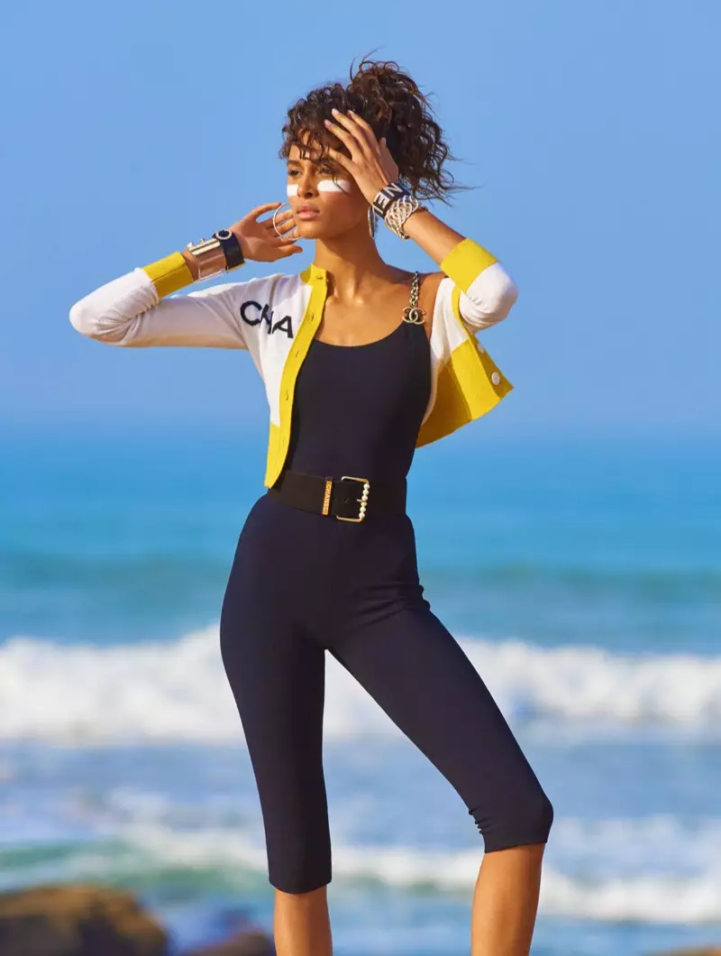 D'Cindy Bruna kritt sportlech Glam op der Plage fir Vogue Japan