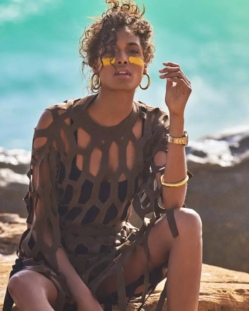 Cindy Bruna dobi športni glam na plaži za Vogue Japonski