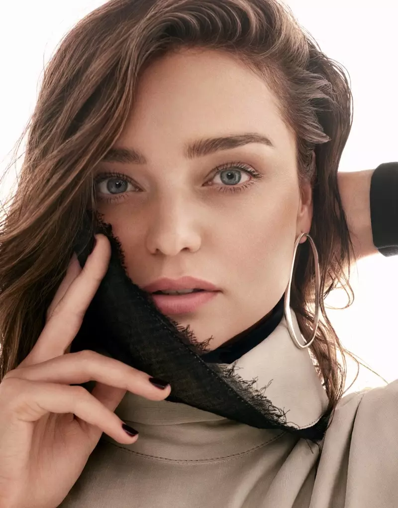 Gan ei chael hi'n agos, mae Miranda Kerr yn ystumio mewn ffrog Acne Studios