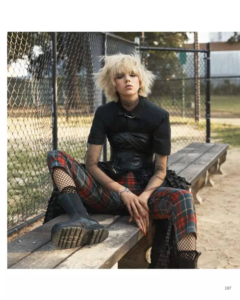 Bente Oort dodává punkový postoj pro Vogue China