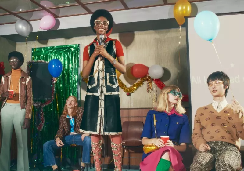 Karaoke menjadi sorotan dalam kampanye hadiah Gucci Holiday 2020.