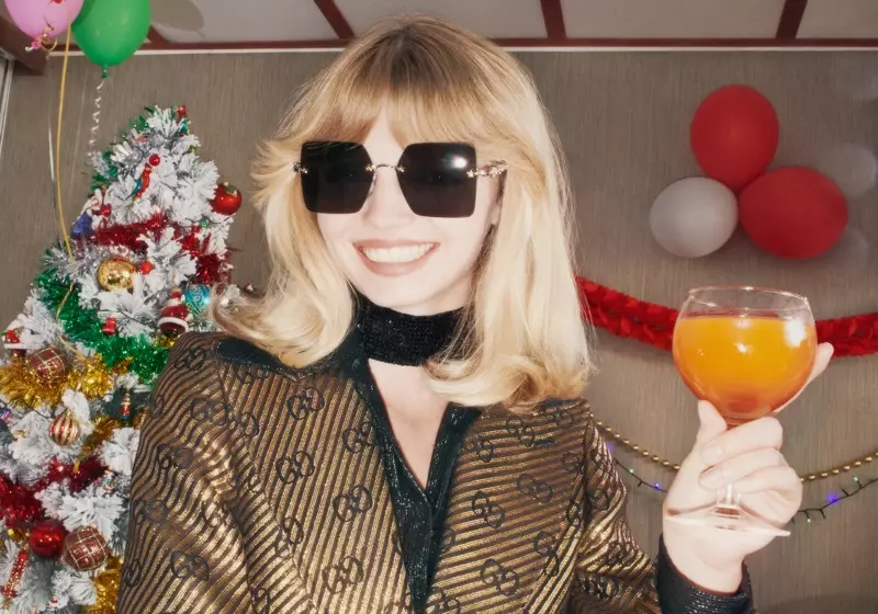 Cermin mata hitam menonjol dalam kempen Gucci Holiday 2020.