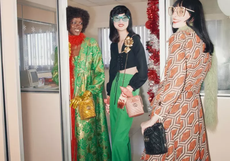 Model semuanya tersenyum dalam kempen Gucci Holiday 2020.