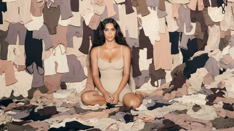 Kim Kardashian SKIMS ແຄມເປນຄົບຮອບຫນຶ່ງປີ