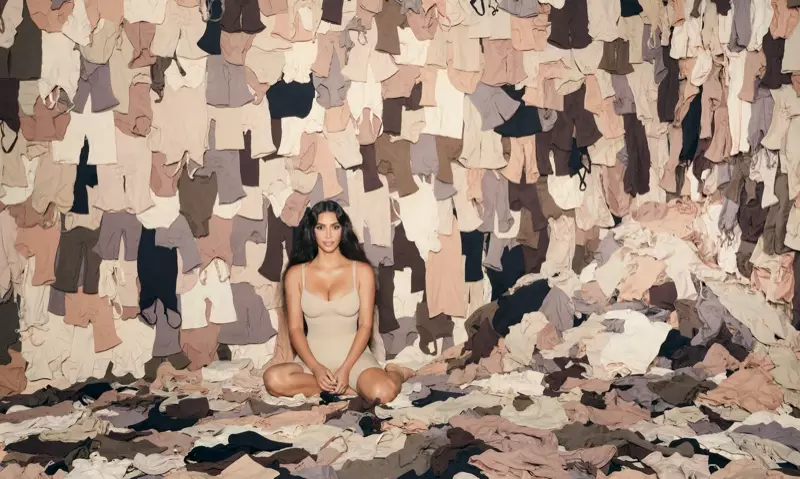 Kim Kardashian recita nella campagna per l'anniversario di SKIMS.