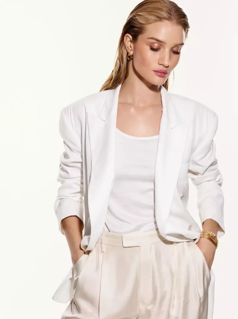 Rosie Huntington-Whiteley poseer in elegante voorkoms vir Sunday Times-styl