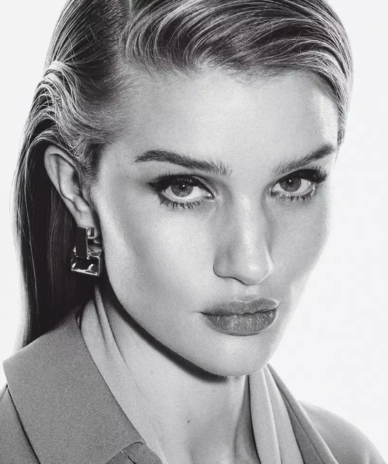 Rosie Huntington-Whiteley poze nan bèl aparans pou style Sunday Times