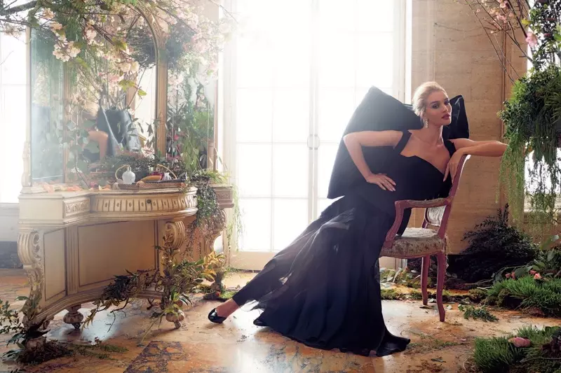 Rosie Huntington-Whiteley Models Luxe UK Harper's Bazaar සඳහා සොයයි