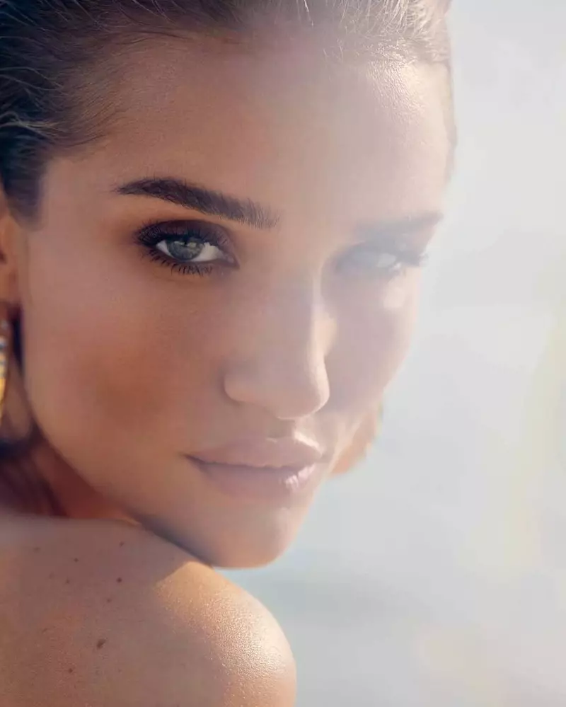 Rosie Huntington-Whiteley predvádza slnkom pobozkaný beauty look pre kampaň Marks & Spencer