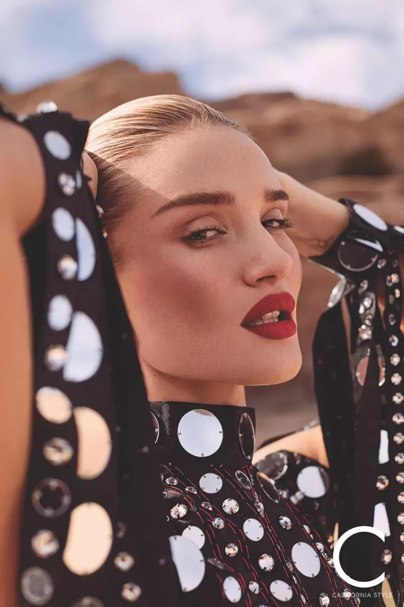 Rosie Huntington-Whiteley C Magazine üçün səhra vixenidir