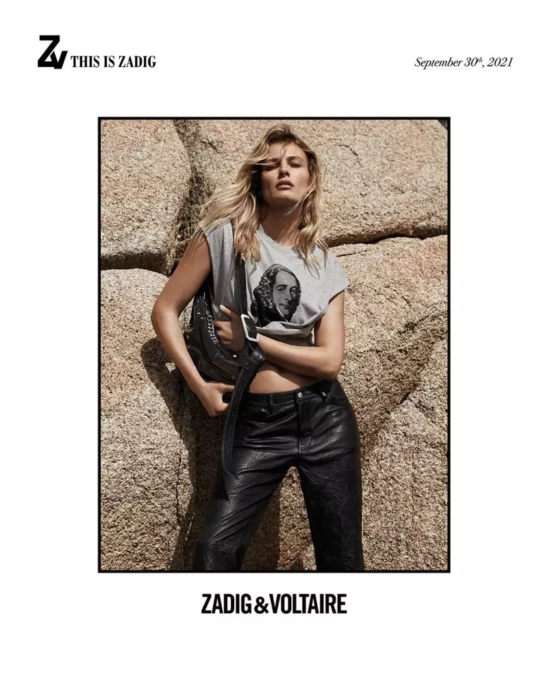 Edita Vilkeviciute rockt een grafisch T-shirt in de Zadig & Voltaire herfst-winter 2021-campagne.