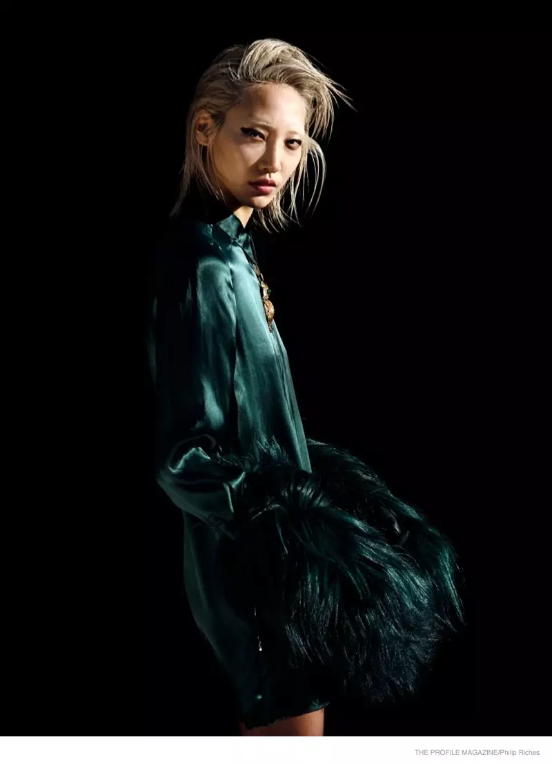 Soo Joo Park The Profile сэтгүүлд Филип Ричест зориулж үслэг эдлэл өмсдөг