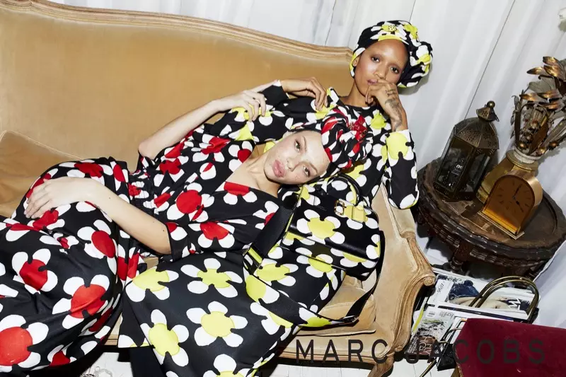 Cvetlični motivi so v središču pozornosti v kampanji Marc Jacobs Accessories pomlad-poletje 2018