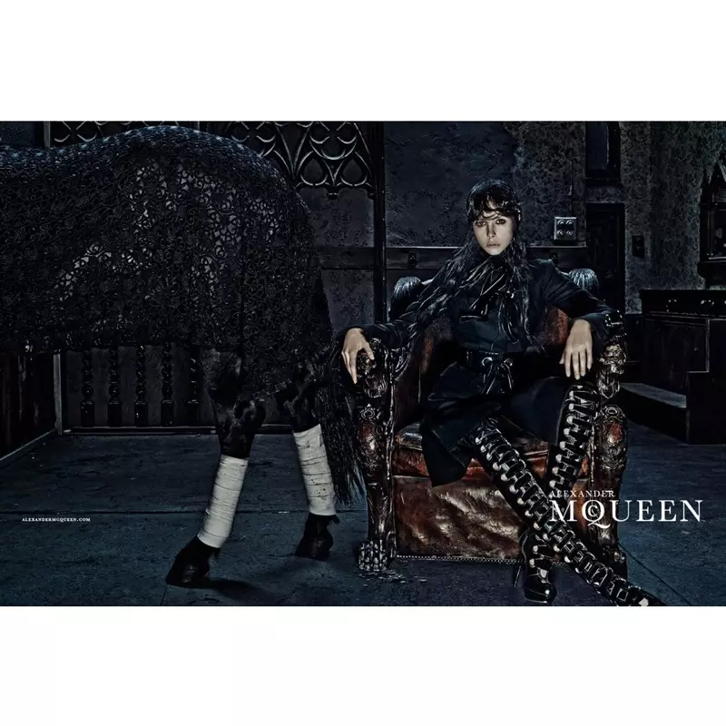 alexander-mcqueen-2014-كۈز-قىش-تەشۋىقات 1