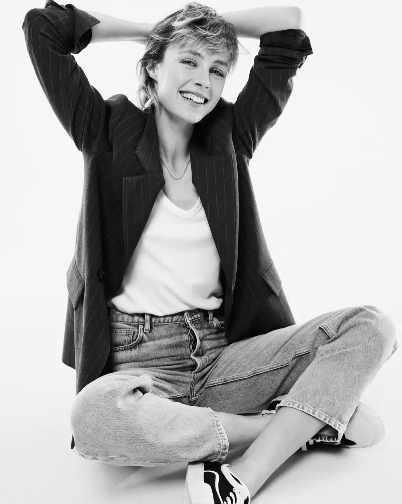 All smiles, Edie Campbell poseert in de duurzame denimlijn van Mango