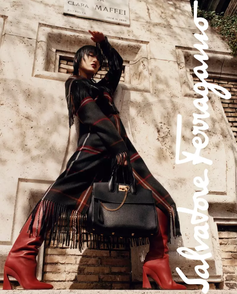 Sora Choi neem 'n pose in Salvatore Ferragamo herfs-winter 2019-veldtog