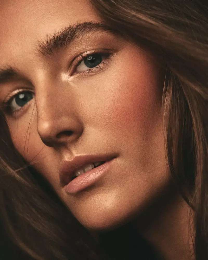 Josephine le Tutour modeluje Sun-Kissed Beauty pro Vogue Greece