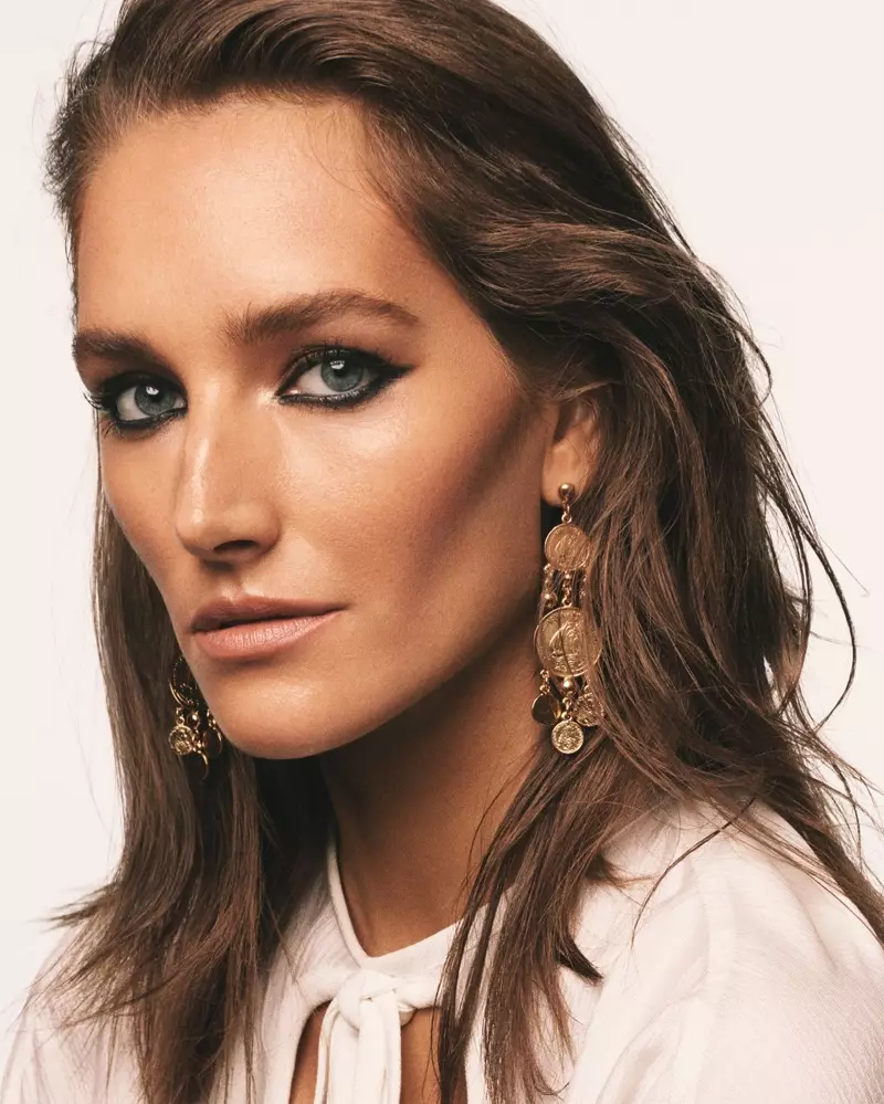 Si Josephine le Tutour Mga Modelo sa Sun-Kissed Beauty para sa Vogue Greece