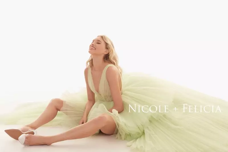 Imodeli ka-Elsa Hosk igqoke ingubo eluhlaza yomkhankaso kaNicole + Felicia Couture ekwindla-ebusika ka-2019