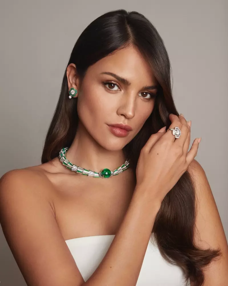 Setšoantšisi Eiza Gonzalez o roala sefaha sa Bulgari Magnifica Serpenti Crescendo.