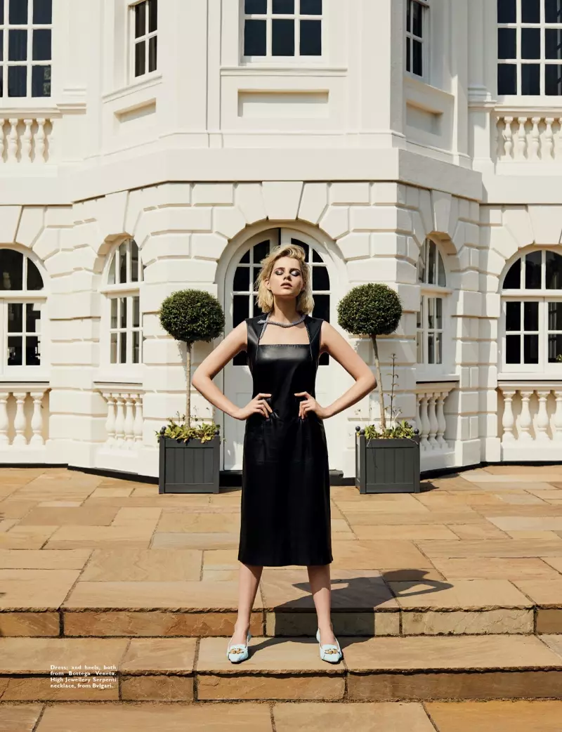 Lucy Boynton har en pose och bär Bottega Veneta-klänning och klackar