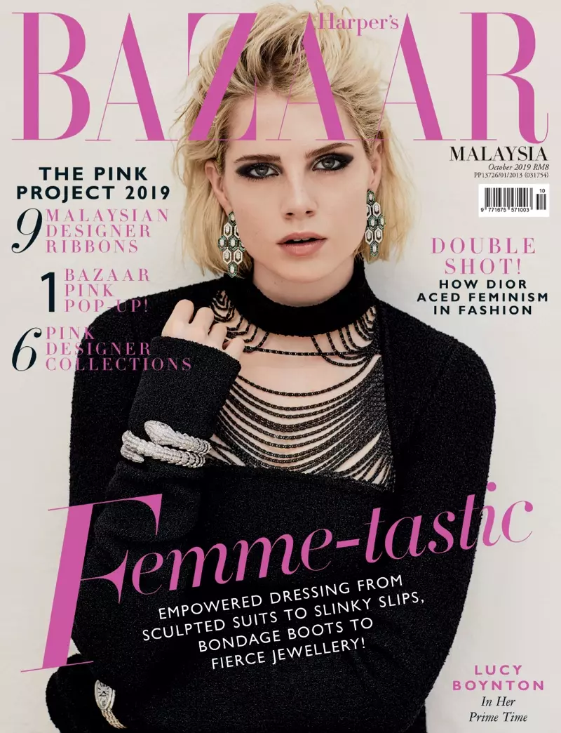 Lucy Boynton i luga o le Harper's Bazaar Malaysia Oketopa 2019 Iva