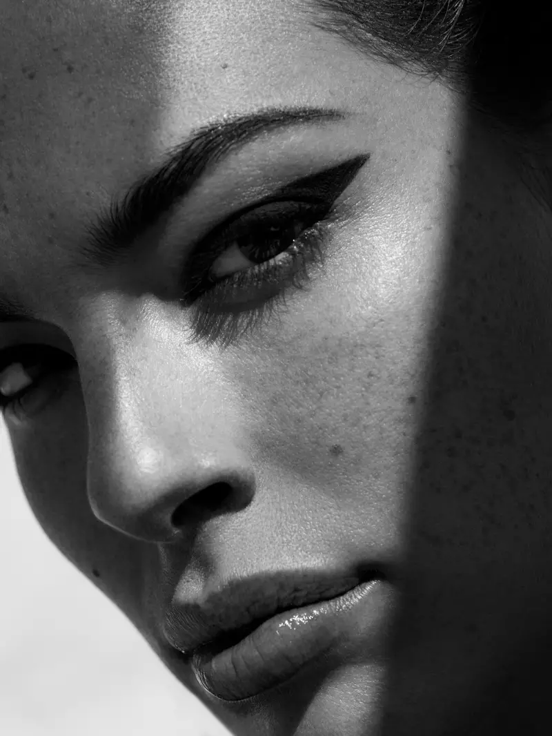 Model Amérika meunang closeup dirina dina gambar kampanye pikeun koleksi spring 2019 Marina Rinaldi urang