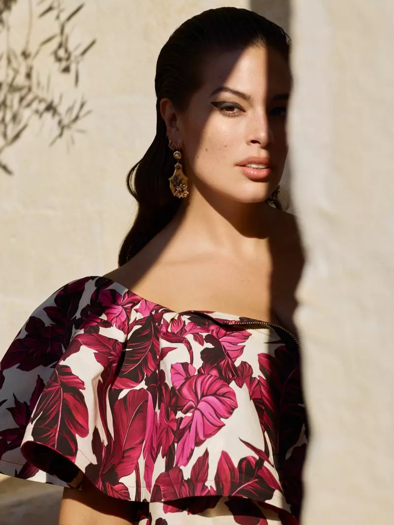 Si Ashley Graham nagsul-ob og mga floral print sa Marina Rinaldi spring 2019 nga kampanya