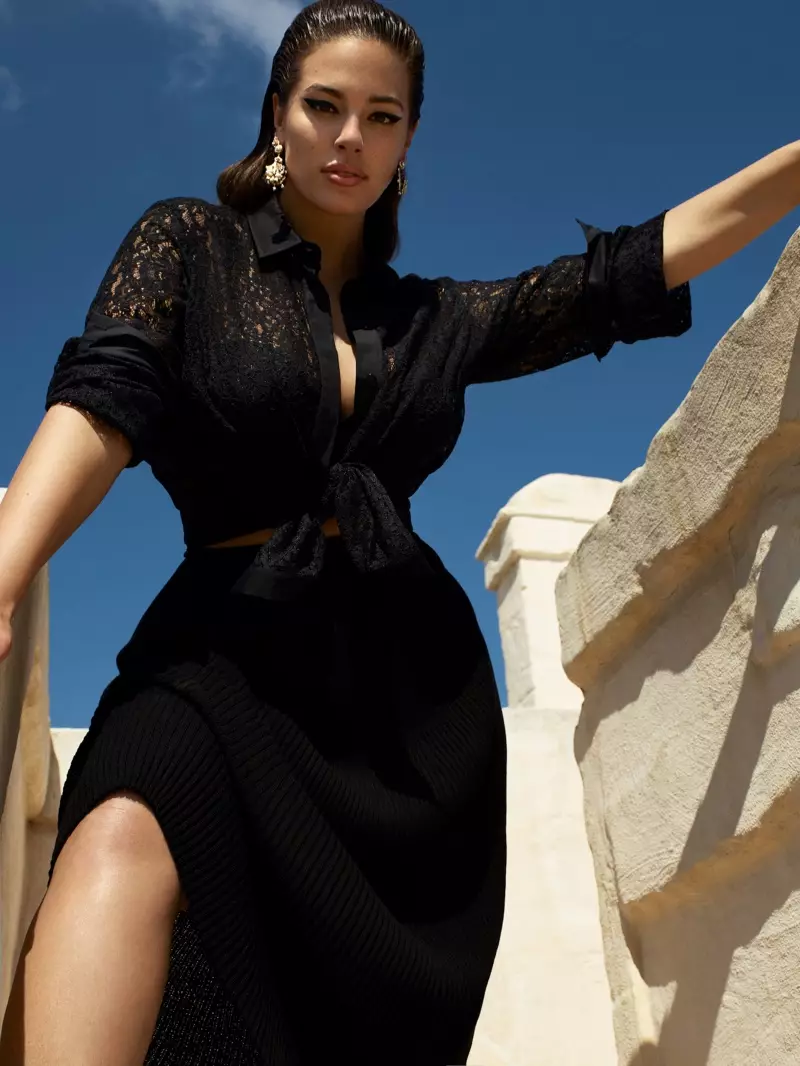 Model ukuranana tambah nunjukkeun sosok dirina dina kampanye musim semi-usum panas 2019 Marina Rinaldi